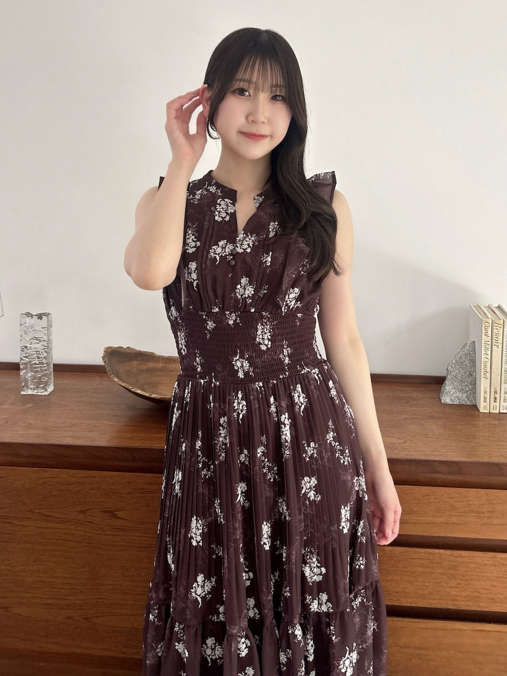 ブラウン系のワンピース、ホワイト系のパンプスを着用したレディースの夏コーディネートの8枚目の写真