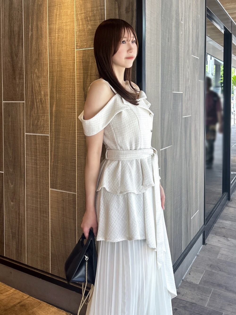 ホワイト系のワンピース、ホワイト系のサンダルを着用したレディースの秋コーディネートの8枚目の写真