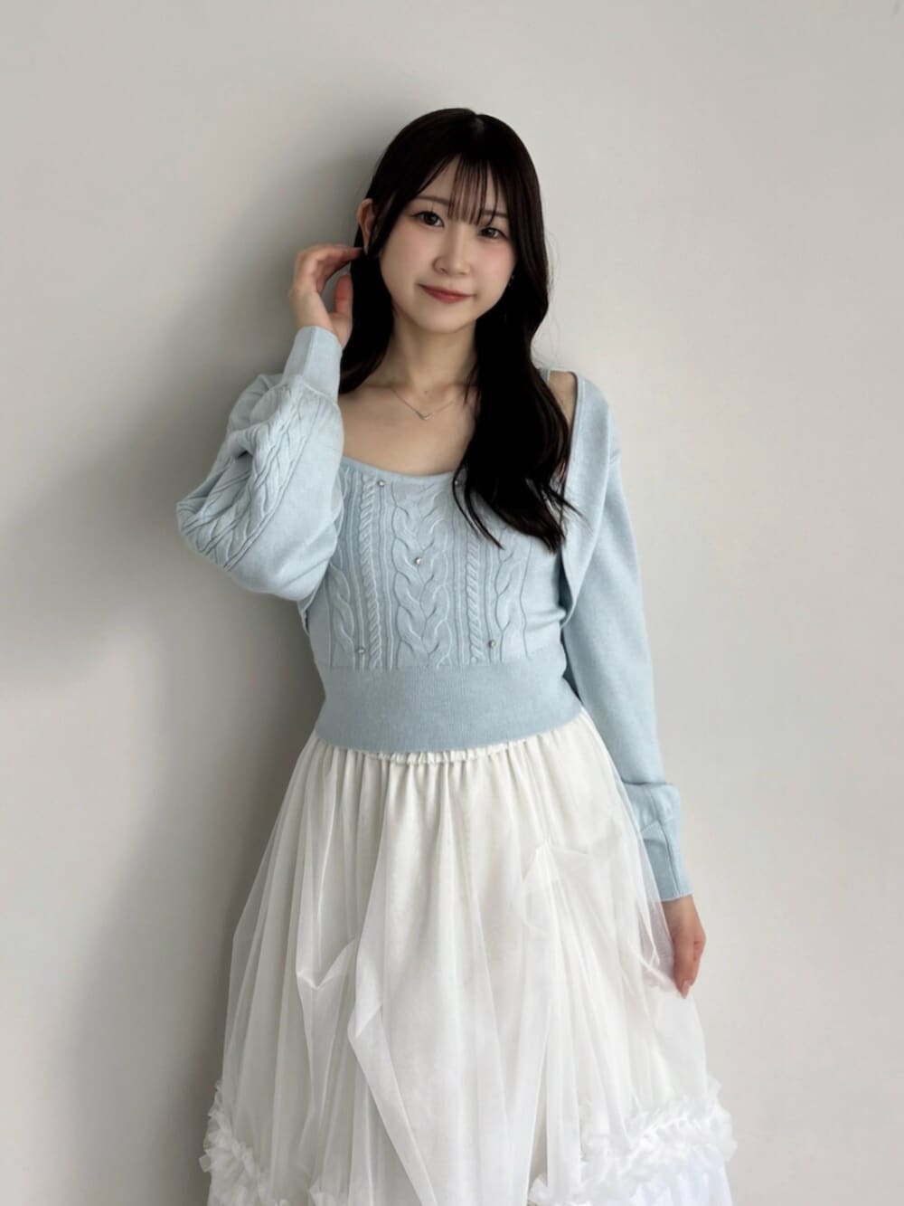 ブルー系のカーディガン/ボレロ、ブルー系のキャミソール、ホワイト系のスカートを着用したレディースの夏コーディネートの9枚目の写真