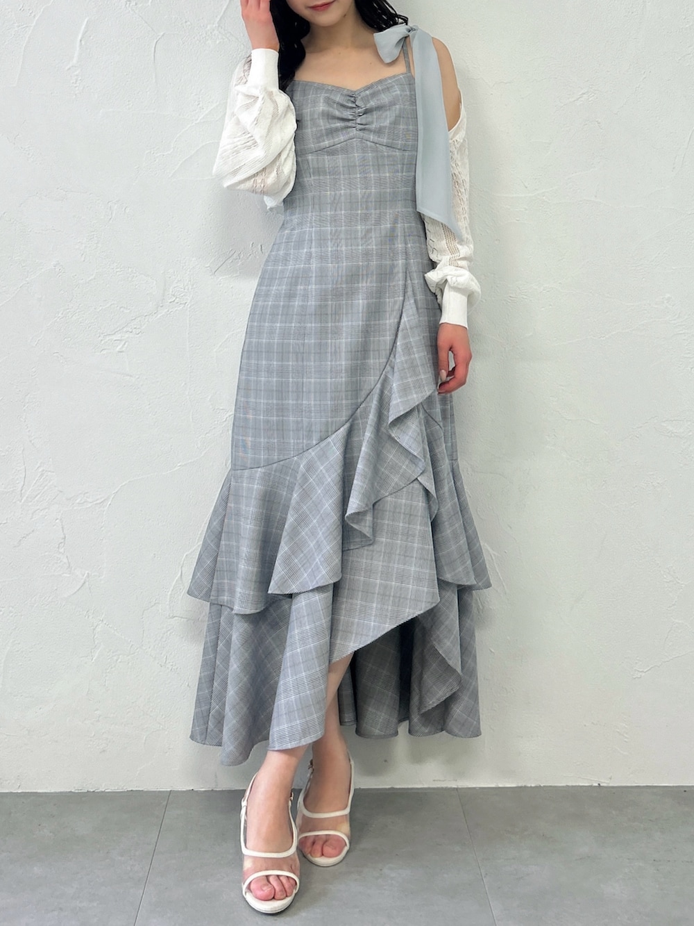 その他のカーディガン/ボレロ、その他のワンピースを着用したレディースの春コーディネートの4枚目の写真