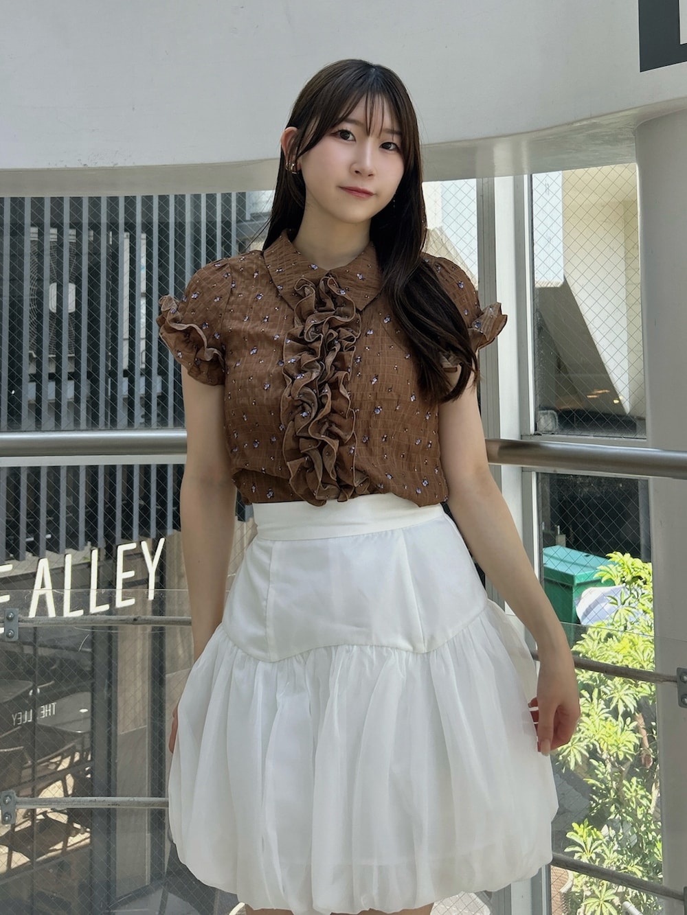 ホワイト系のサンダル、ブラウン系のシャツ/ブラウス、ホワイト系のスカートを着用したレディースの夏コーディネートの6枚目の写真