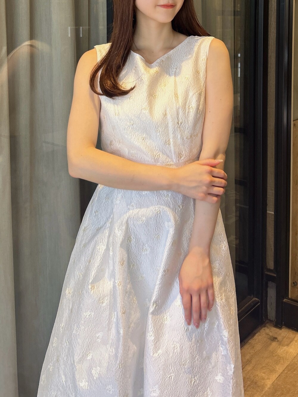 ホワイト系のワンピース、ホワイト系のサンダルを着用したレディースの秋コーディネートの7枚目の写真