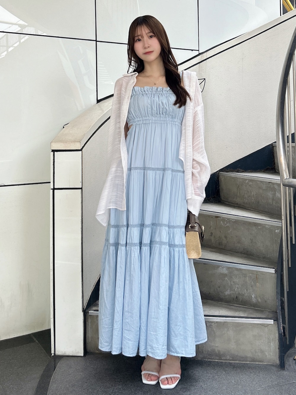 ホワイト系のシャツ/ブラウス、ブルー系のワンピース、ホワイト系のサンダルを着用したレディースの夏コーディネートの3枚目の写真