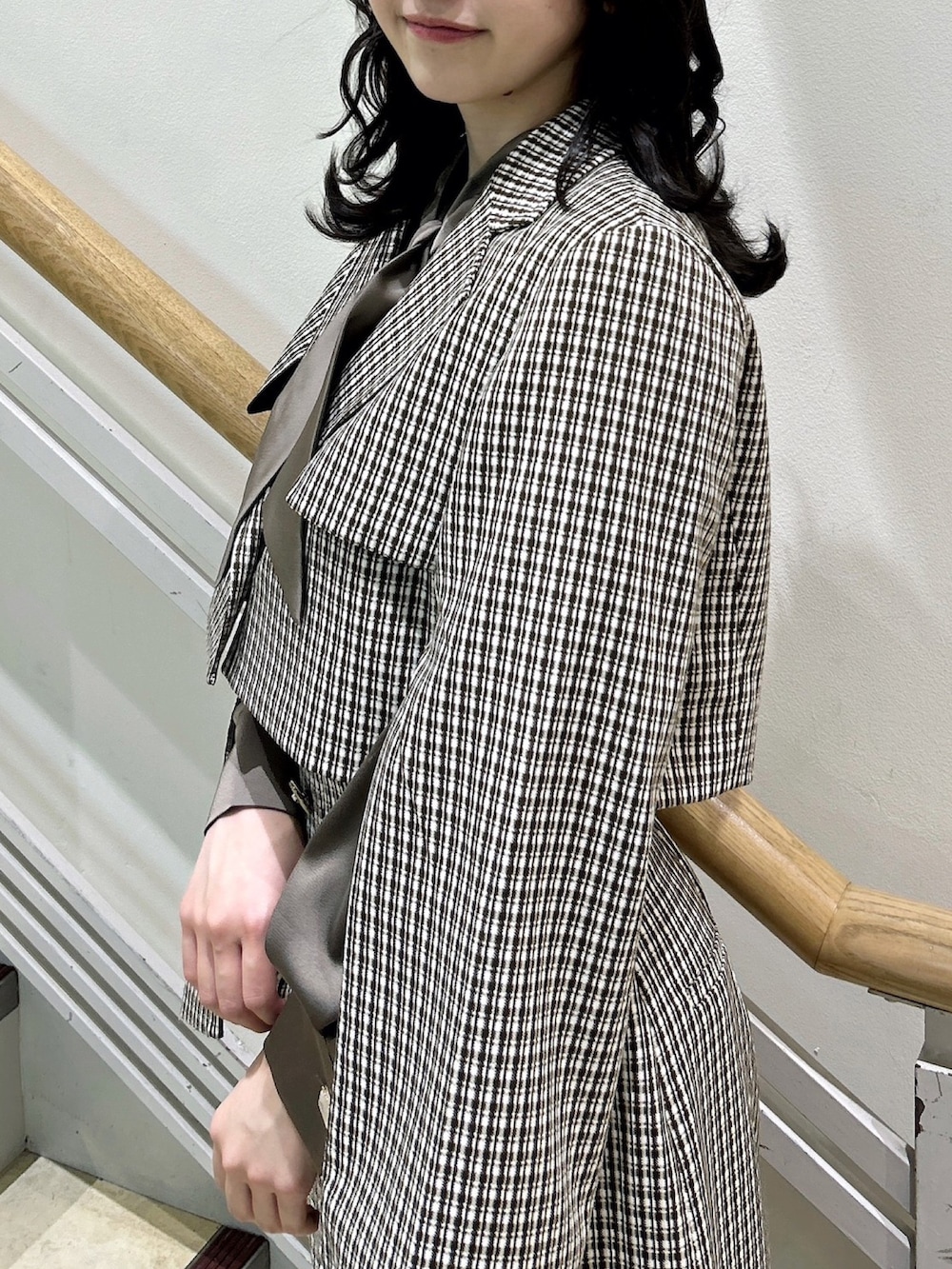 ブラウン系のスカート、ブラウン系のシャツ/ブラウス、ブラウン系のテーラードジャケットを着用したレディースの秋コーディネートの9枚目の写真