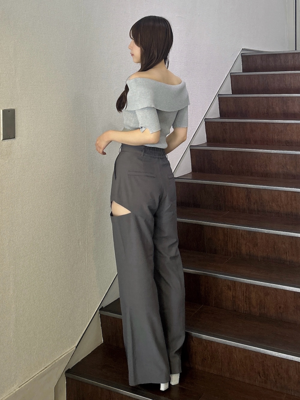 グレー系のニット/セーター、グレー系のその他パンツ、ホワイト系のサンダルを着用したレディースの秋コーディネートの5枚目の写真