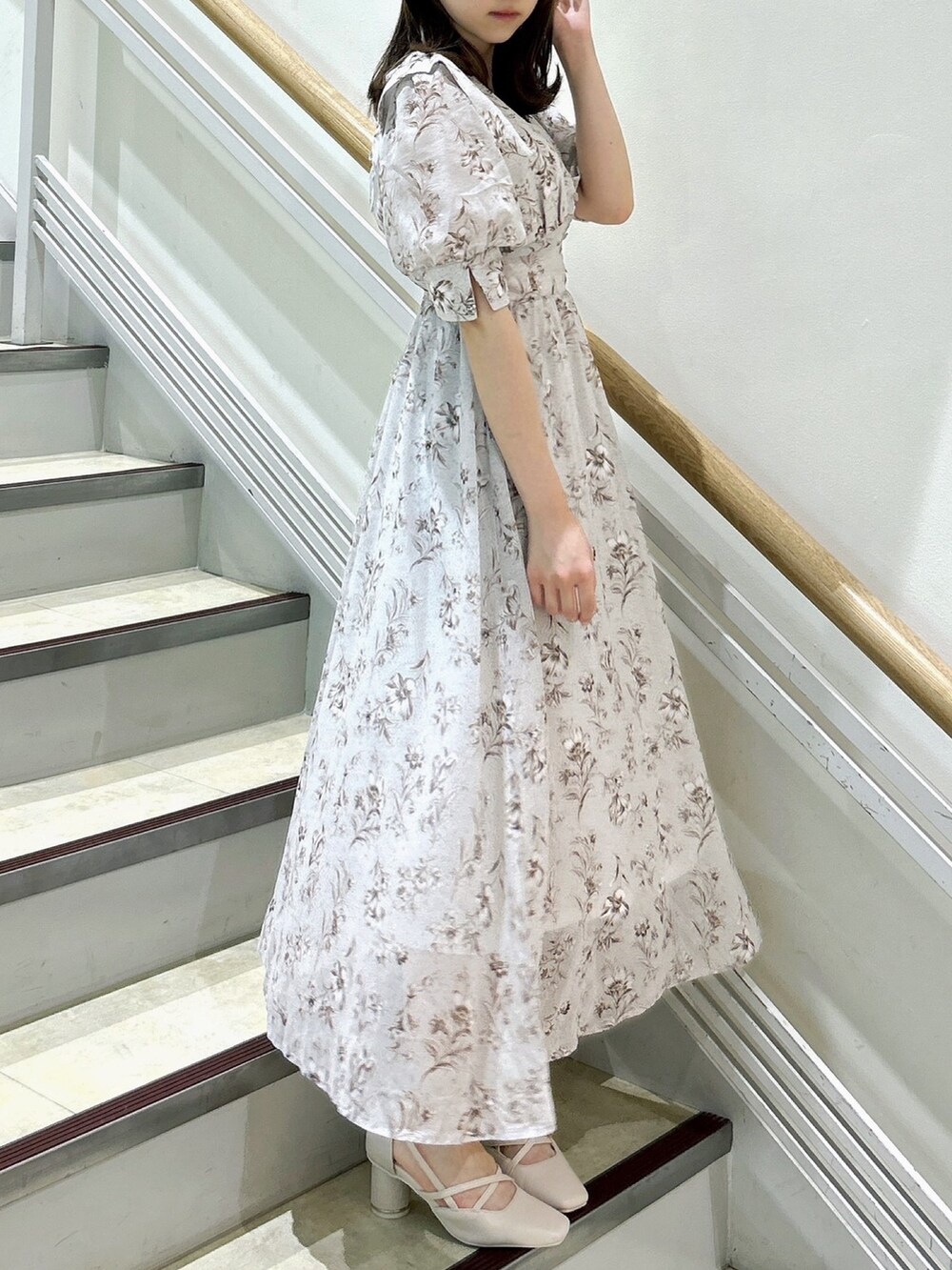 ホワイト系のワンピース、ホワイト系のパンプスを着用したレディースの秋コーディネートの3枚目の写真