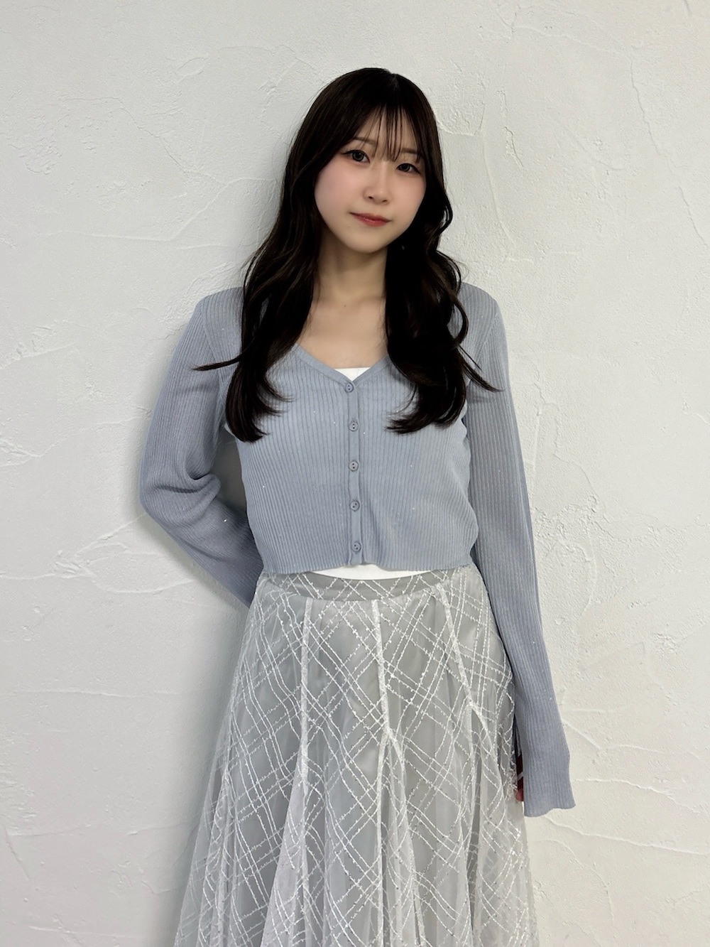 グレー系のカーディガン/ボレロ、グレー系のスカート、ホワイト系のパンプスを着用したレディースの夏コーディネートの5枚目の写真