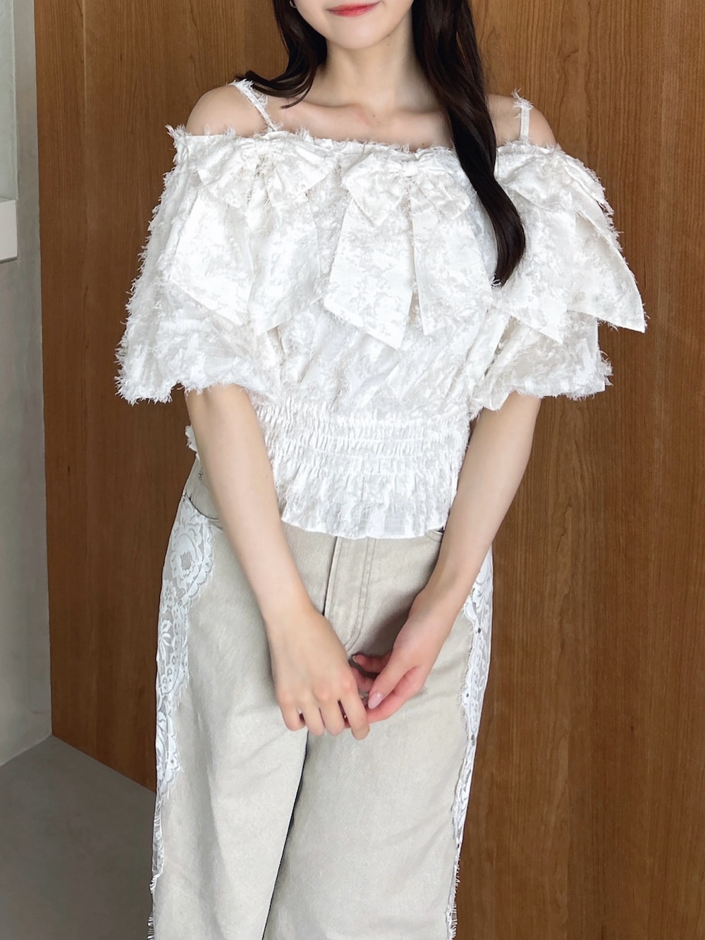 ホワイト系のシャツ/ブラウス、ベージュ系のデニムパンツ、ホワイト系のパンプスを着用したレディースの夏コーディネートの7枚目の写真
