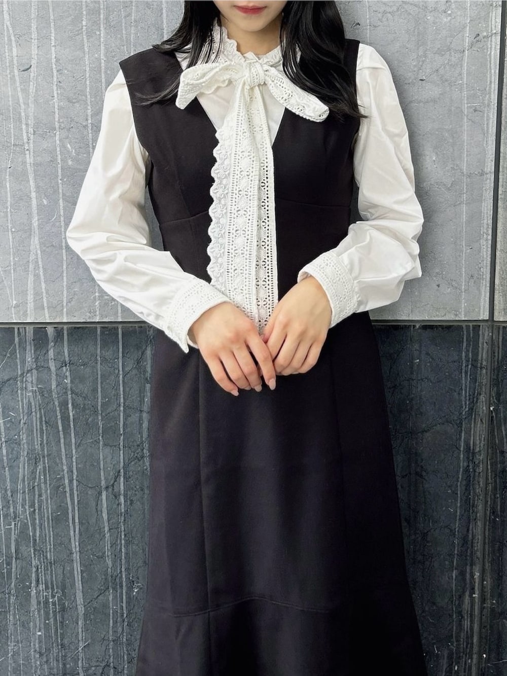 ホワイト系のシャツ/ブラウス、ブラック系のワンピース、ベージュ系のパンプスを着用したレディースの秋コーディネートの8枚目の写真