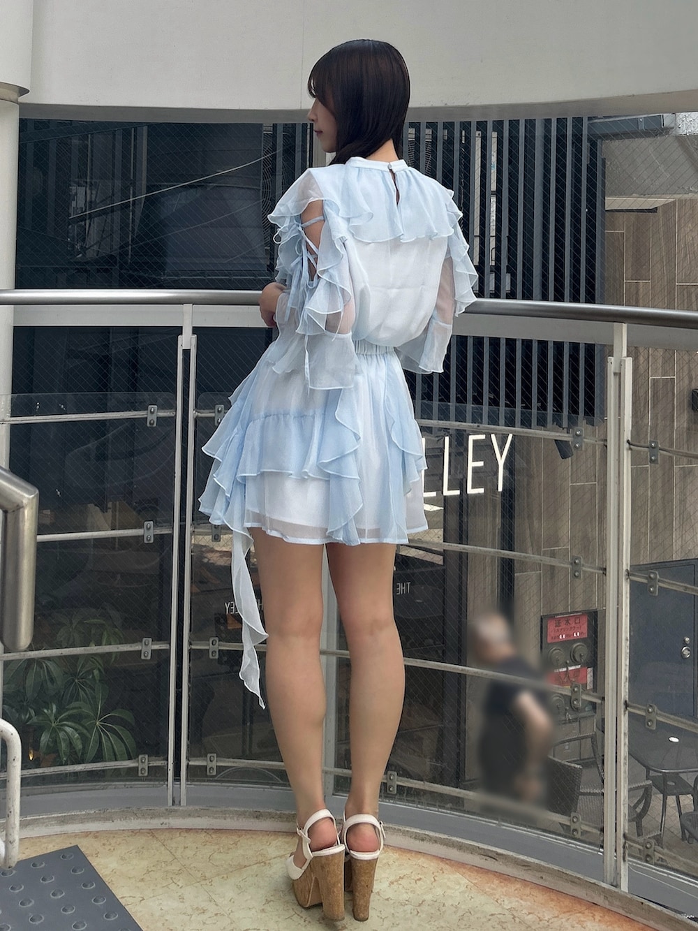 ブルー系のシャツ/ブラウス、ブルー系のスカート、ホワイト系のサンダルを着用したレディースの秋コーディネートの5枚目の写真