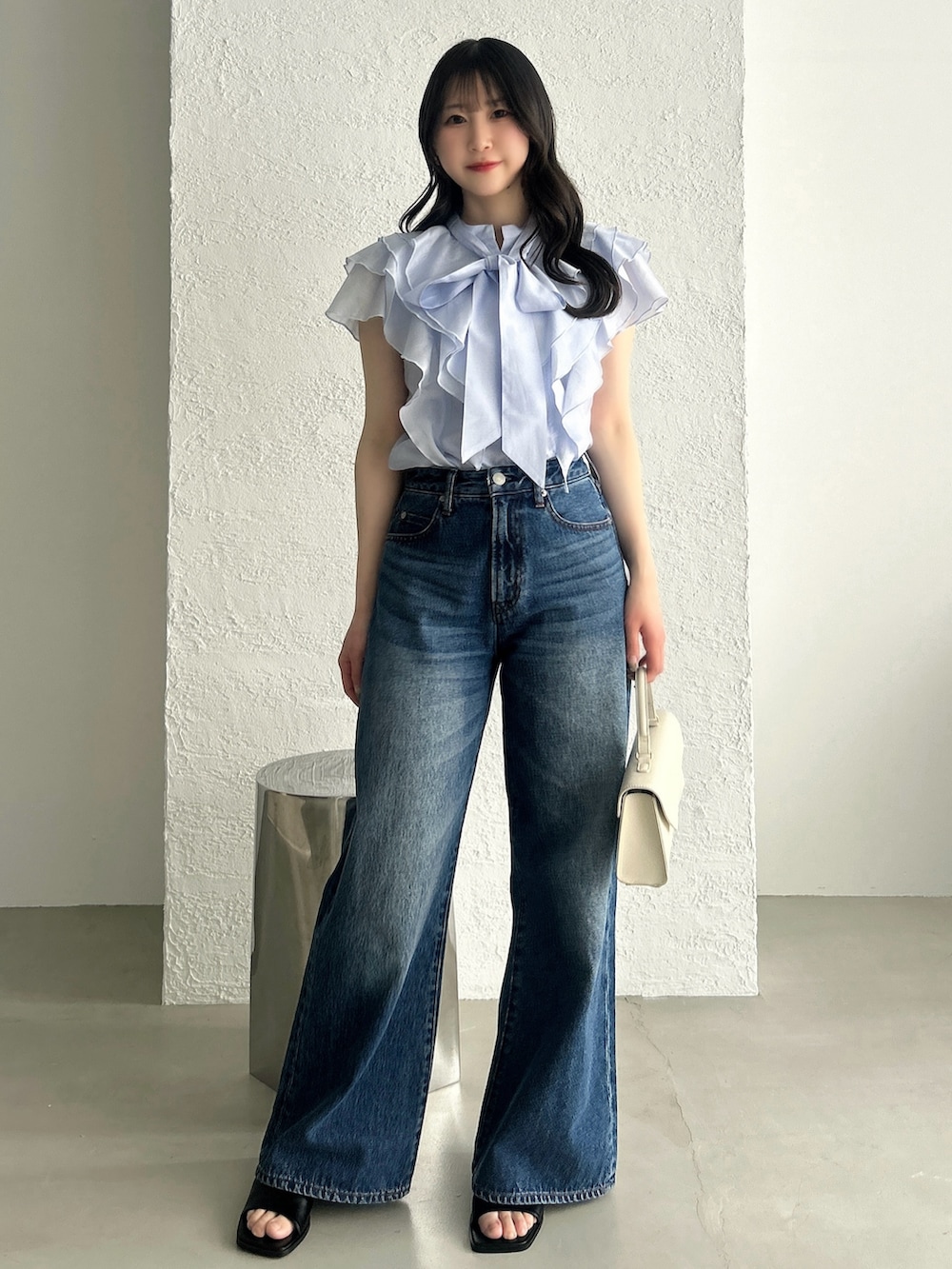 ブルー系のシャツ/ブラウス、ブルー系のデニムパンツを着用したレディースの春コーディネートの4枚目の写真