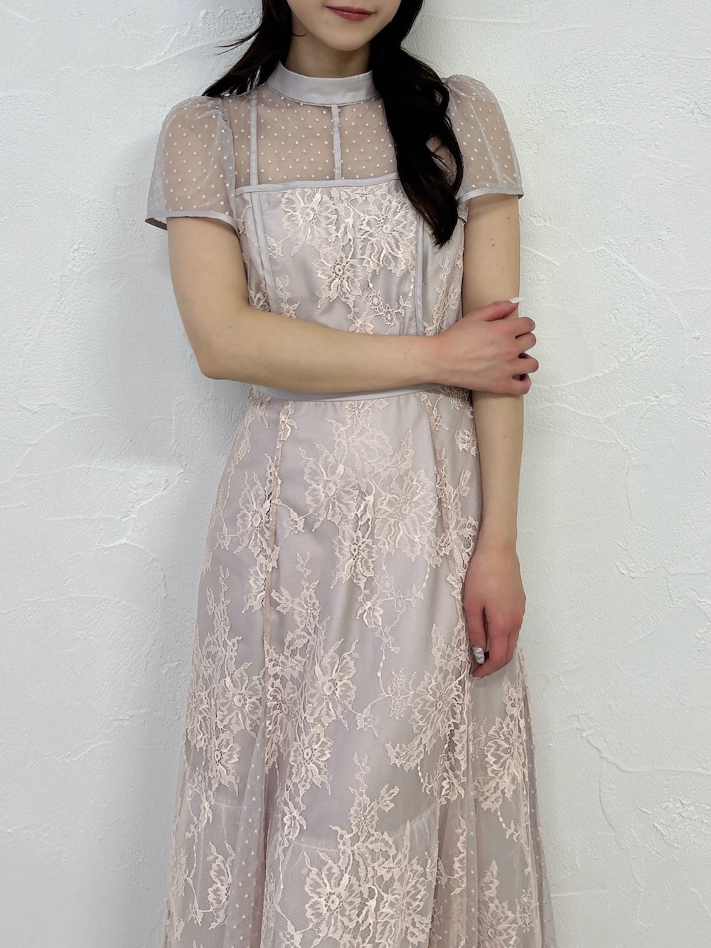 ピンク系のドレスを着用したレディースの冬コーディネートの6枚目の写真