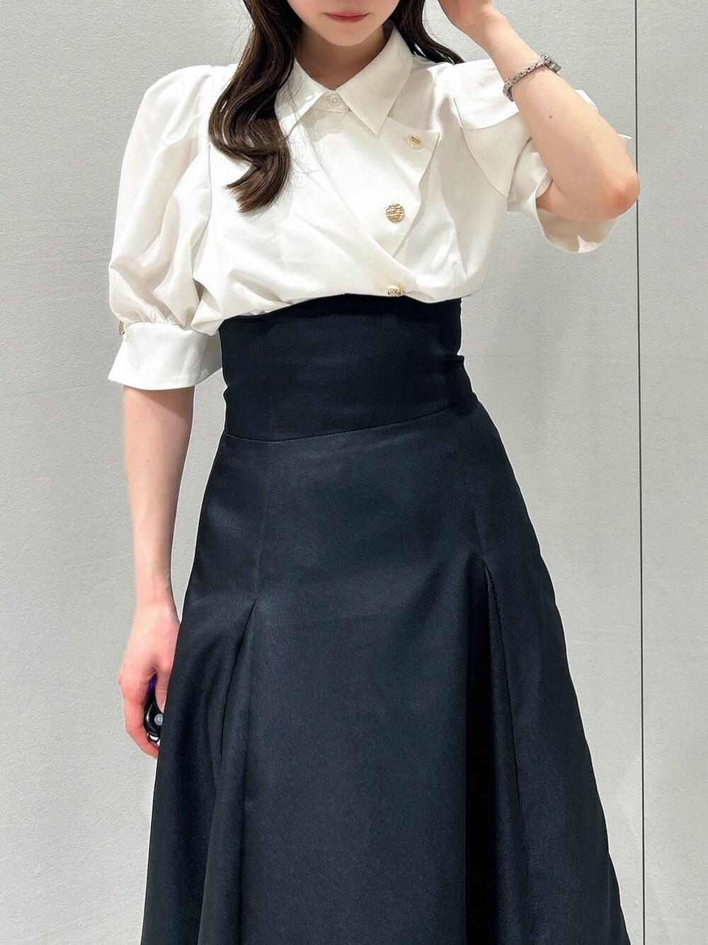 ホワイト系のシャツ/ブラウス、ブラック系のスカート、ブラック系のローファーを着用したレディースの春コーディネートの8枚目の写真