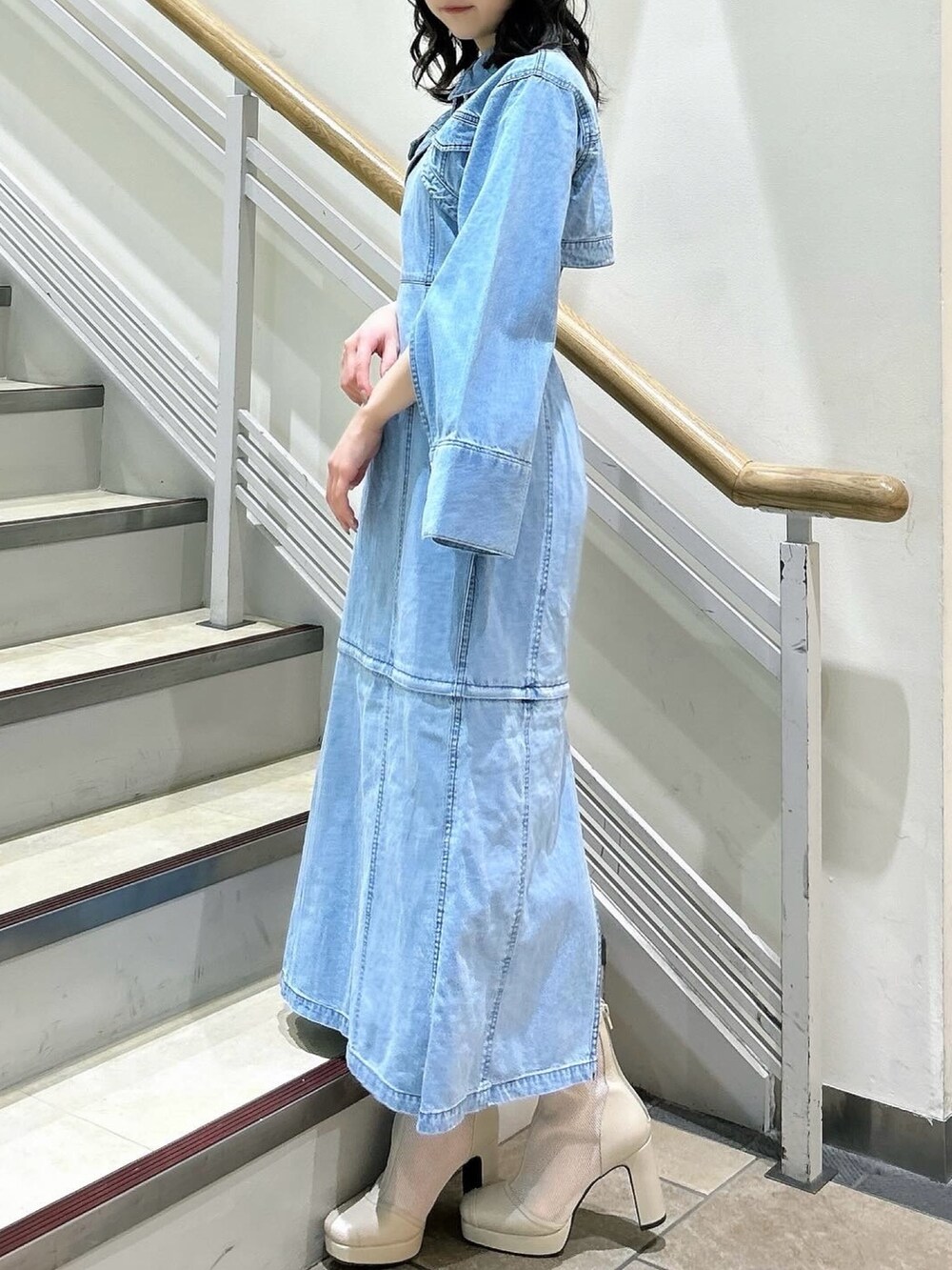 ブルー系のワンピース、ホワイト系のブーツを着用したレディースの春コーディネートの3枚目の写真