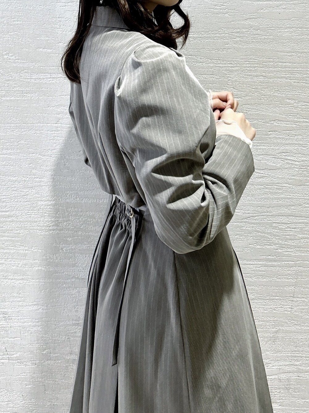 グレー系のワンピース、ホワイト系のTシャツ/カットソー、ホワイト系のブーツを着用したレディースの秋コーディネートの9枚目の写真