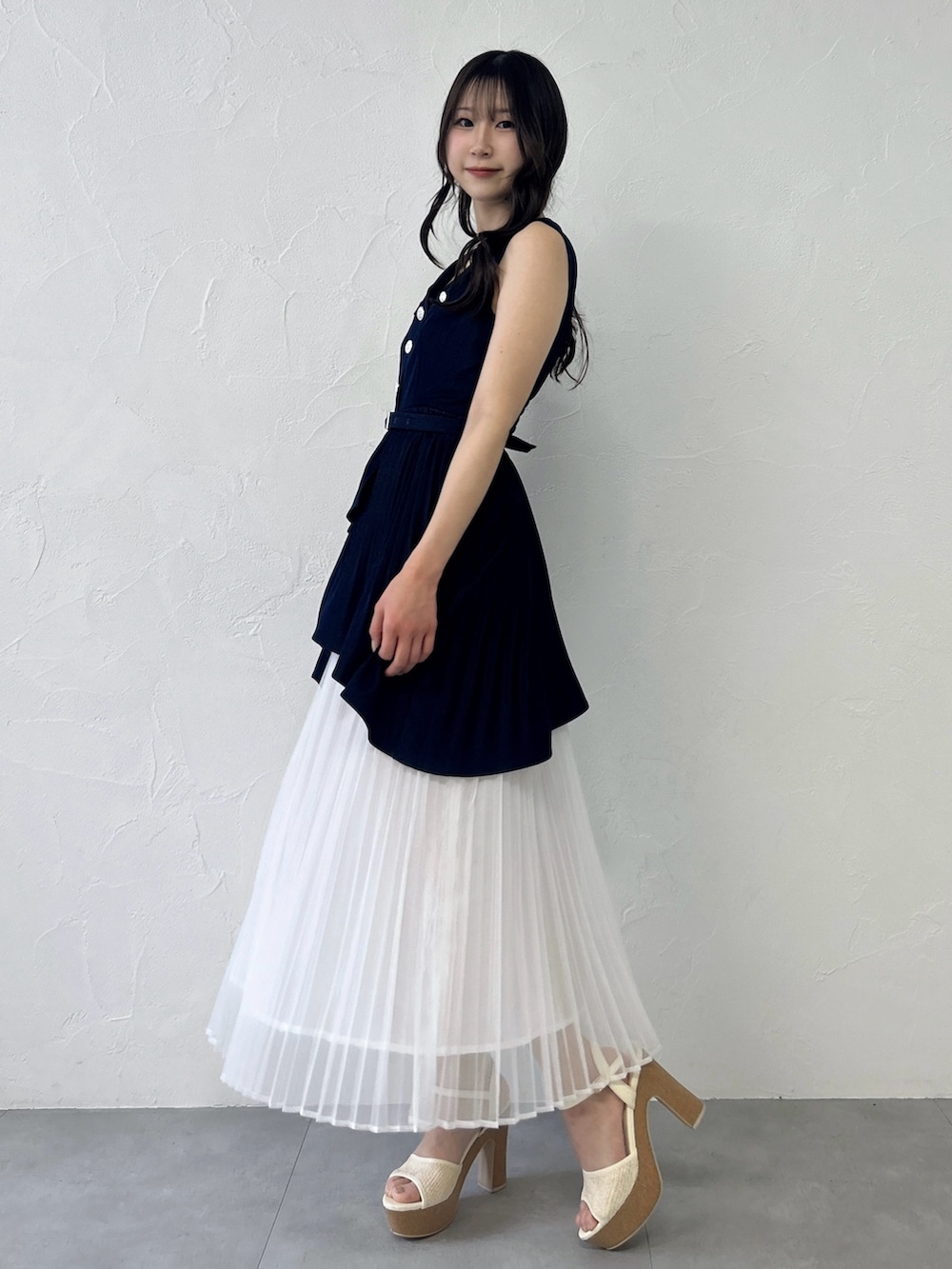 ブルー系のワンピースを着用したレディースの春コーディネートの5枚目の写真