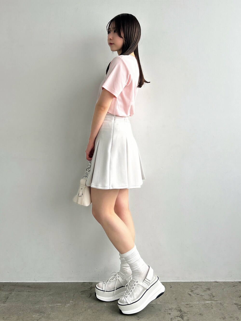 ピンク系のTシャツ/カットソー、ホワイト系のスカートを着用したレディースの春コーディネートの3枚目の写真