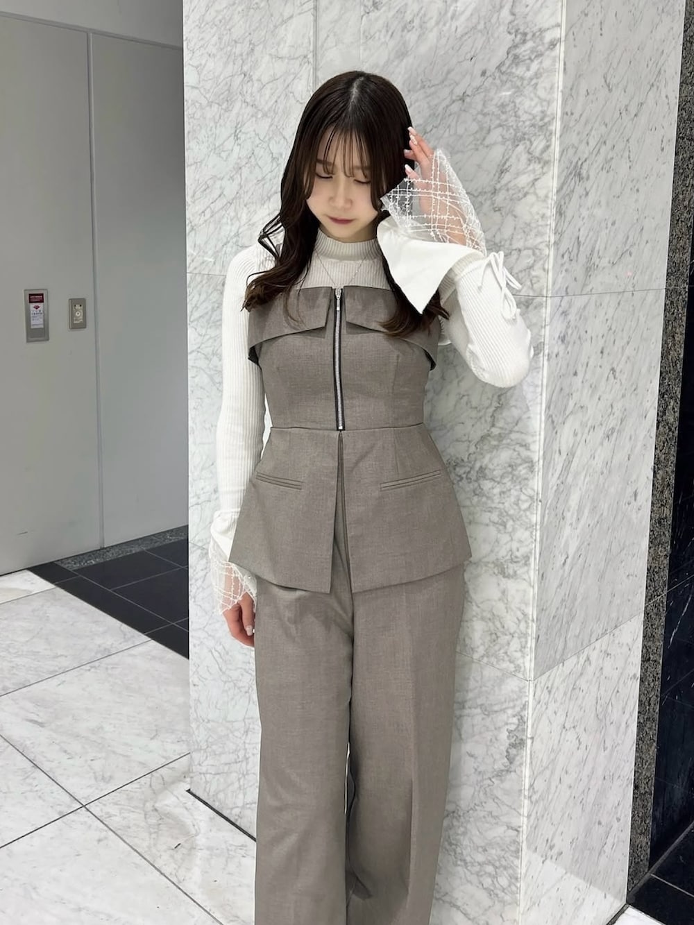 ホワイト系のニット/セーター、ブラウン系のつなぎ/オールインワン、その他のブーツを着用したレディースの冬コーディネートの4枚目の写真