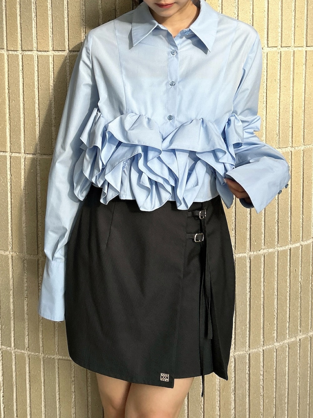 ブルー系のシャツ/ブラウス、グレー系のスカート、ブラック系のブーツを着用したレディースの春コーディネートの6枚目の写真