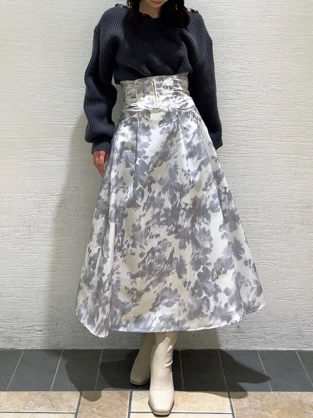 ホワイト系のスカート、ホワイト系のブーツ、グレー系のニット/セーターを着用したレディースの冬コーディネートの3枚目の写真