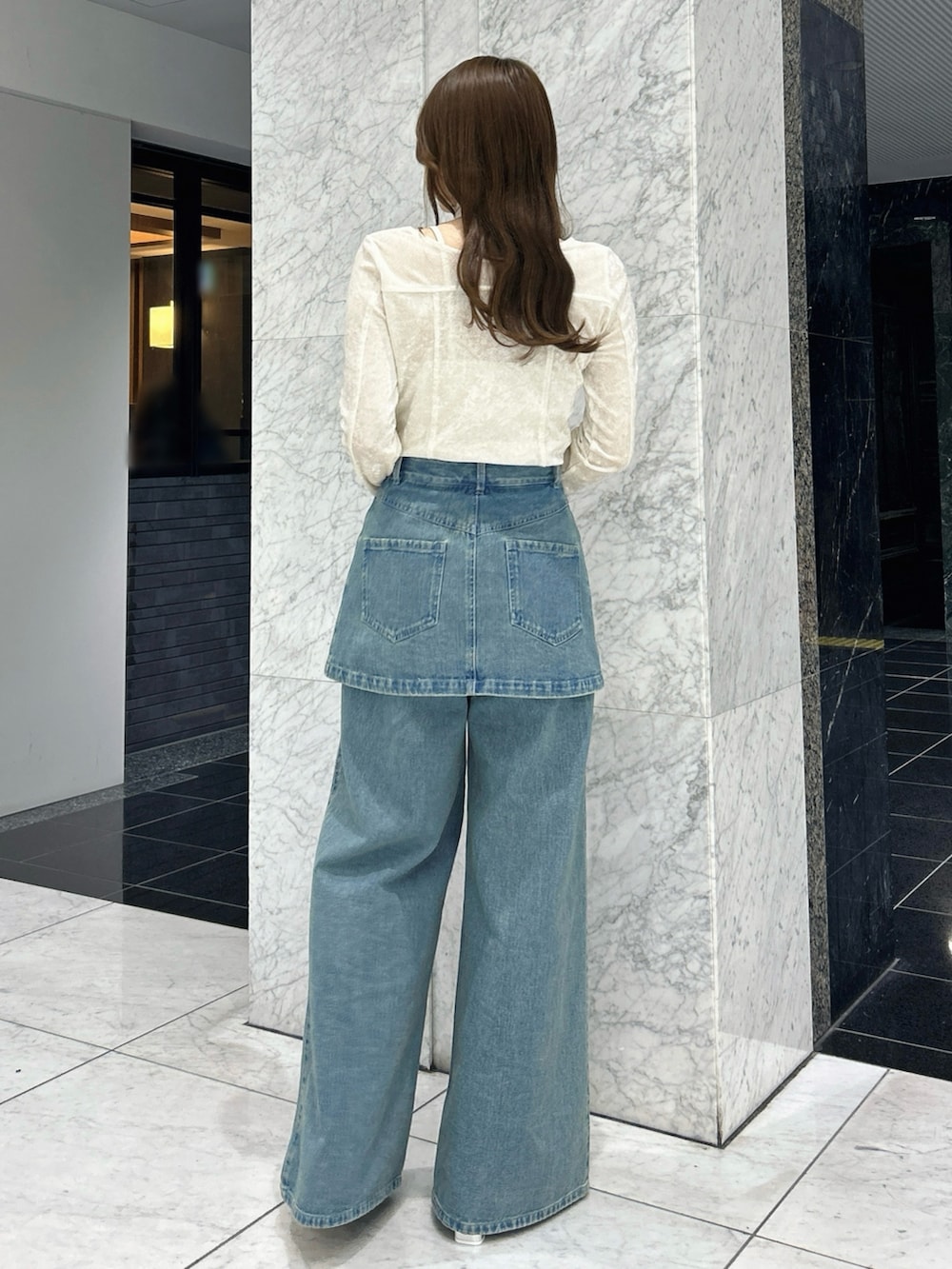 ホワイト系のTシャツ/カットソー、ブルー系のデニムパンツ、シルバー系のローファーを着用したレディースの春コーディネートの5枚目の写真
