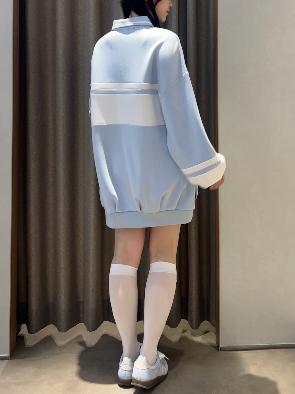 ブルー系のスウェットを着用したレディースの冬コーディネートの4枚目の写真