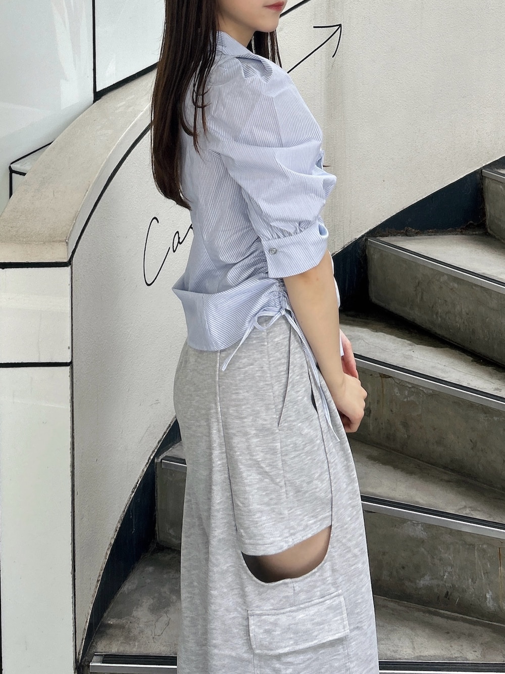 ブルー系のシャツ/ブラウス、グレー系のカーゴパンツ、ホワイト系のパンプスを着用したレディースの夏コーディネートの9枚目の写真