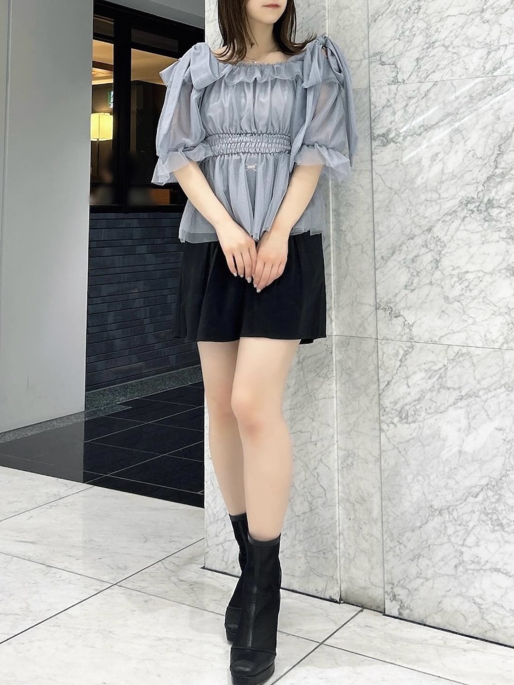 ブルー系のシャツ/ブラウス、ブラック系のその他パンツ、ブラック系のブーツを着用したレディースの夏コーディネートの4枚目の写真