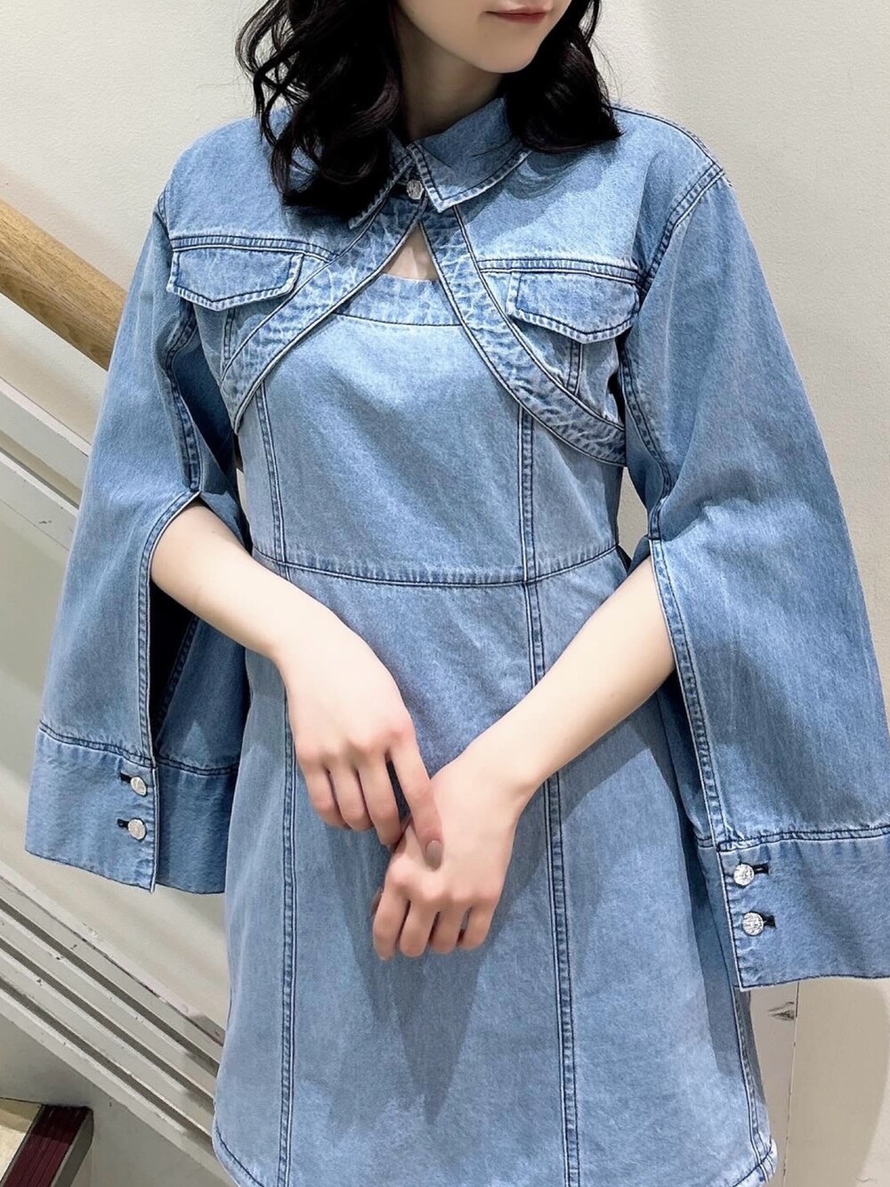 ブルー系のワンピース、ホワイト系のブーツを着用したレディースの春コーディネートの6枚目の写真