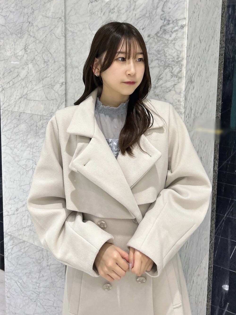 ホワイト系のその他アウター、ホワイト系のその他アウター、グレー系のドレスを着用したレディースの冬コーディネートの4枚目の写真