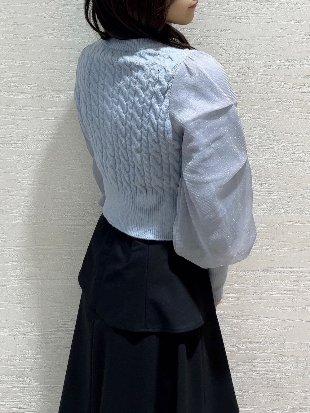 ブルー系のカーディガン/ボレロ、ブラック系のスカート、ブラック系のブーツを着用したレディースの冬コーディネートの10枚目の写真