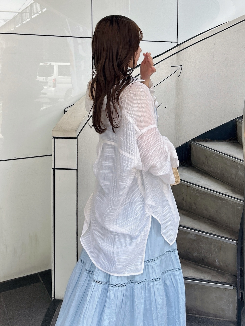 ホワイト系のシャツ/ブラウス、ブルー系のワンピース、ホワイト系のサンダルを着用したレディースの夏コーディネートの10枚目の写真