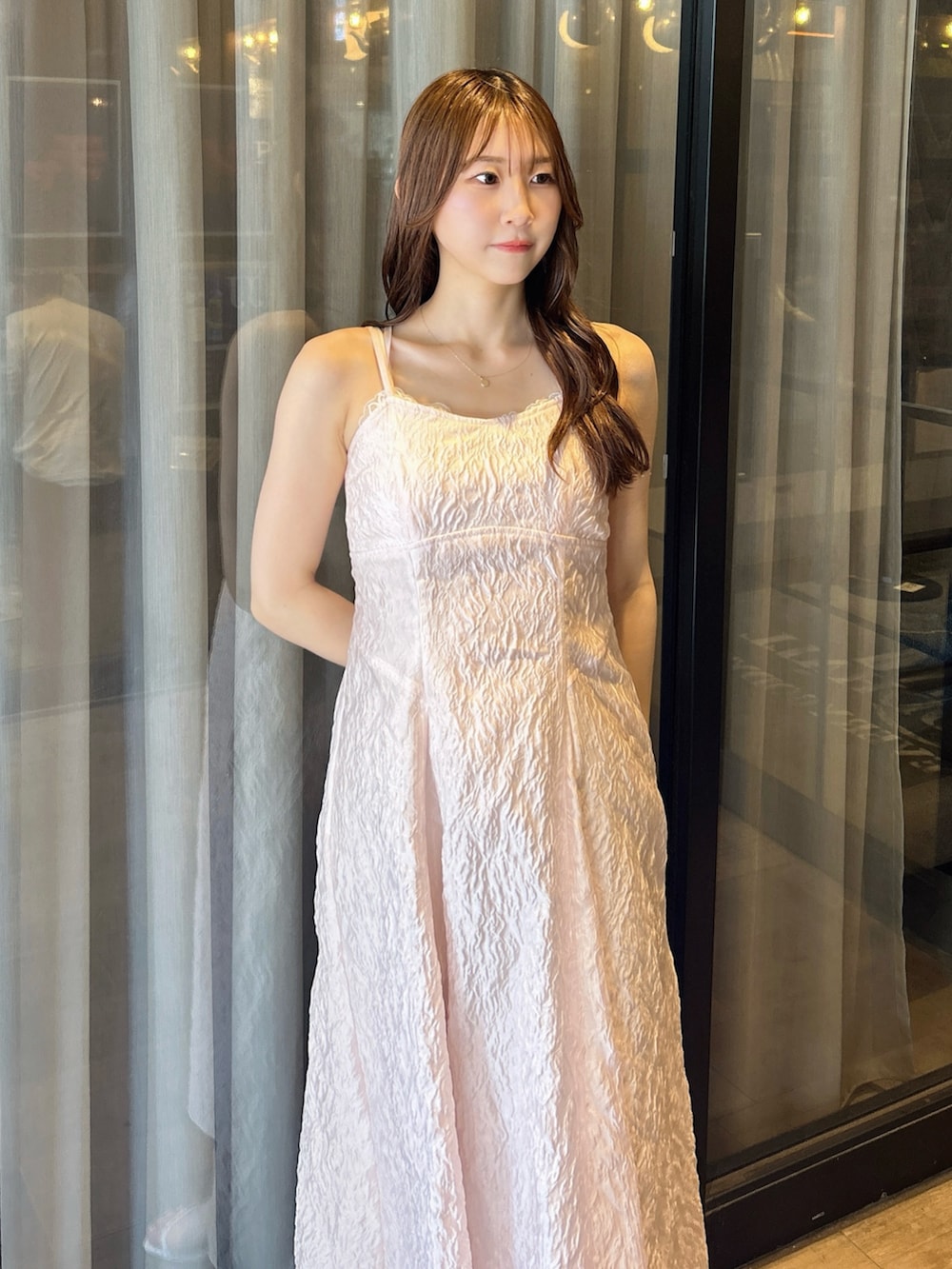 ホワイト系のTシャツ/カットソー、ピンク系のワンピース、ホワイト系のサンダルを着用したレディースの夏コーディネートの7枚目の写真