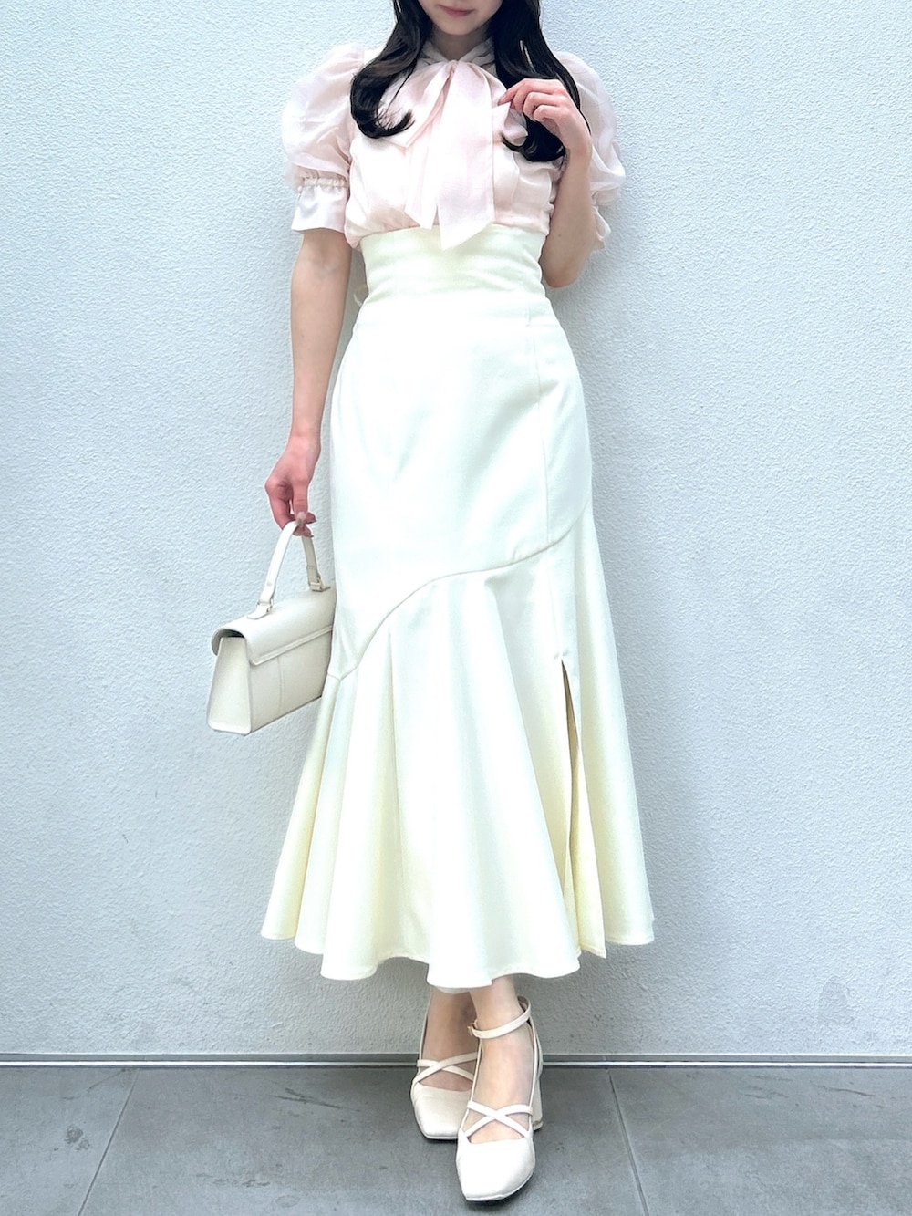 ピンク系のシャツ/ブラウス、ホワイト系のスカート、ホワイト系のサンダルを着用したレディースの春コーディネートの4枚目の写真