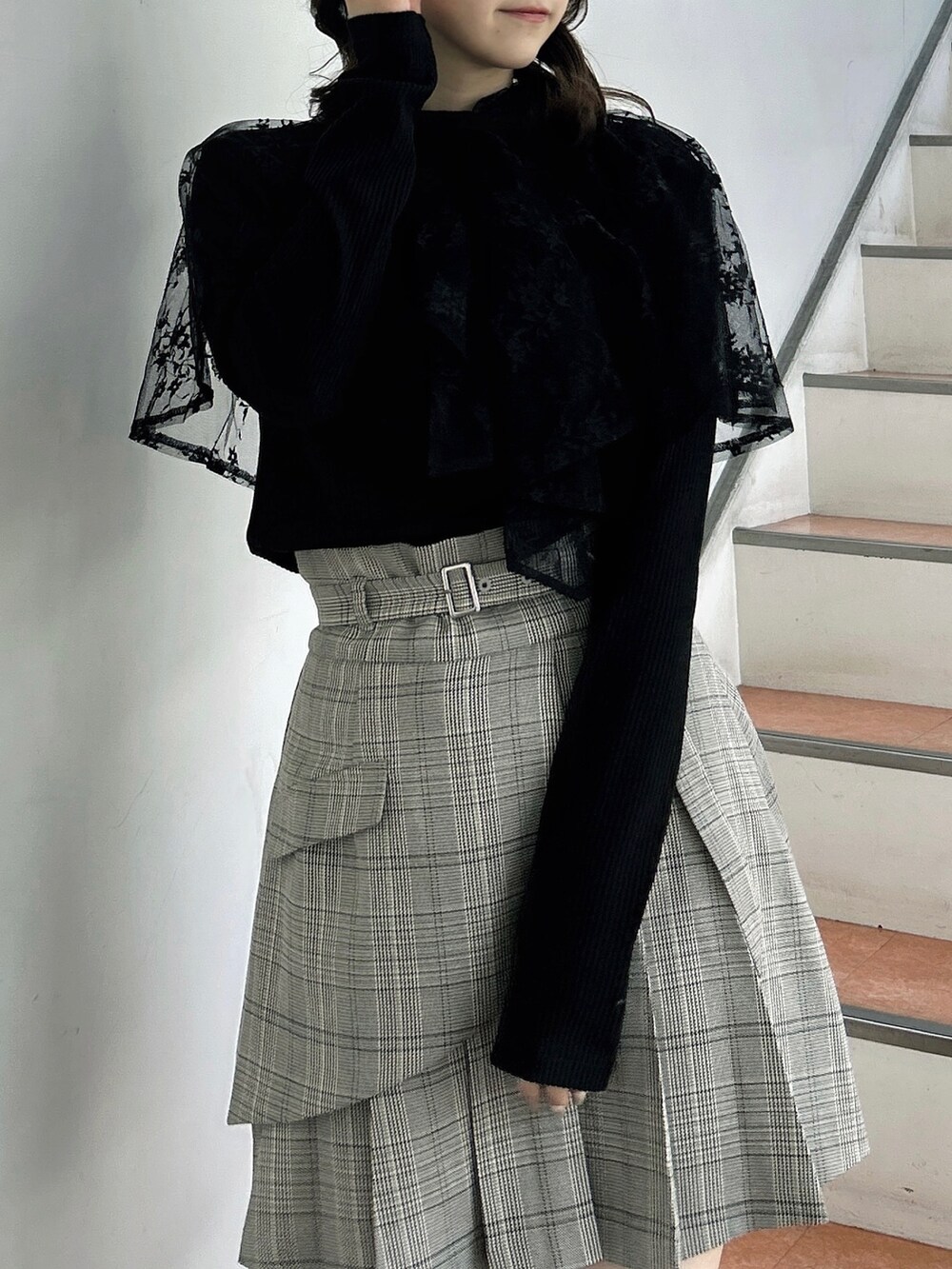 その他のスカート、ベージュ系のブーツ、ブラック系のTシャツ/カットソーを着用したレディースの秋コーディネートの6枚目の写真