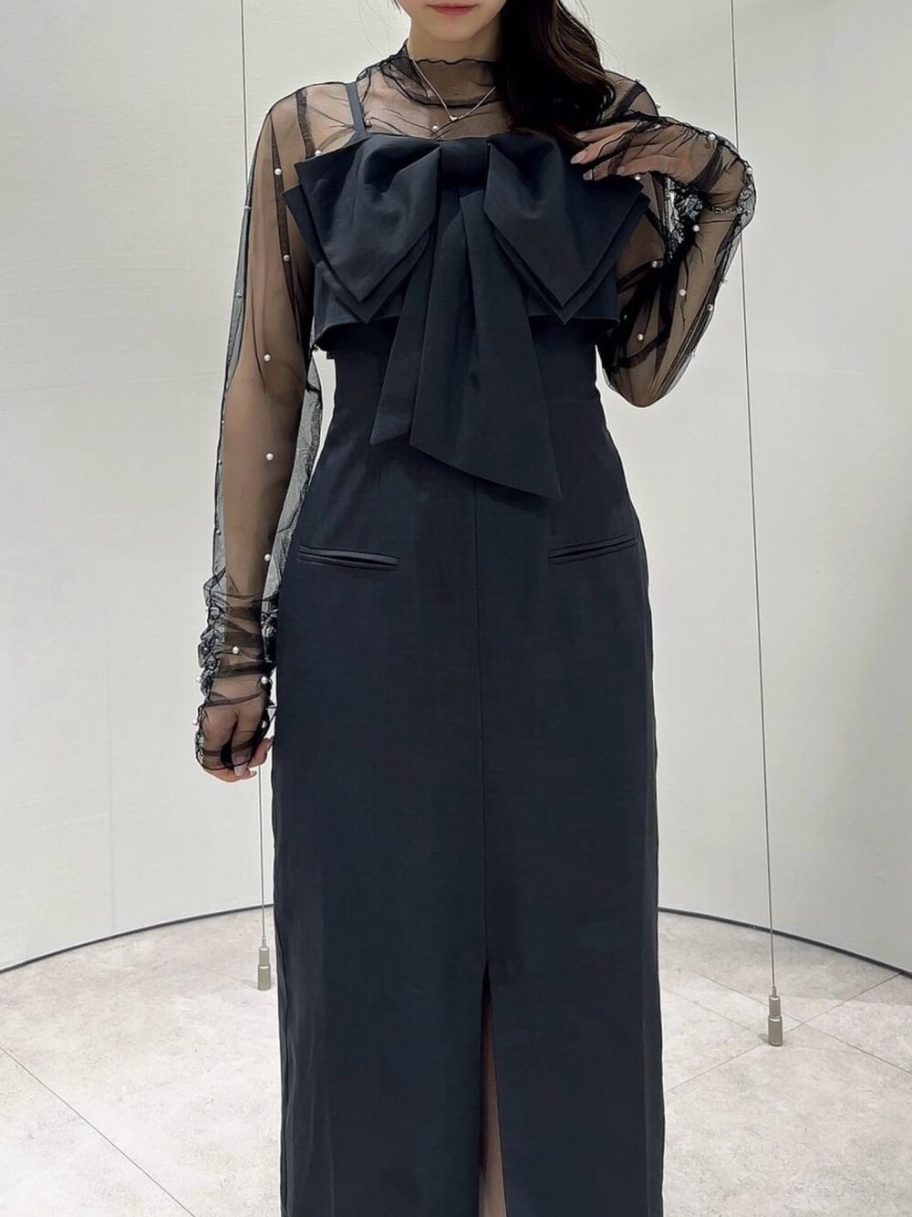 ブラック系のパンプス、ブラック系のTシャツ/カットソー、グレー系のワンピースを着用したレディースの秋コーディネートの8枚目の写真