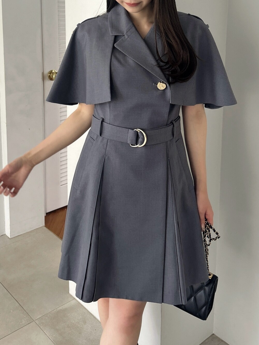 グレー系のワンピースを着用したレディースの秋コーディネートの10枚目の写真