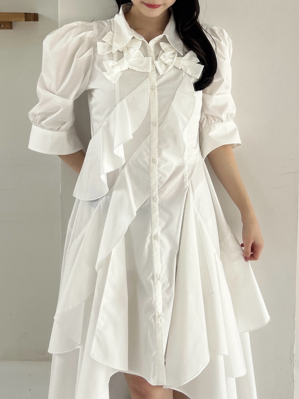 ホワイト系のワンピース、ブラウン系のブーツを着用したレディースの冬コーディネートの10枚目の写真