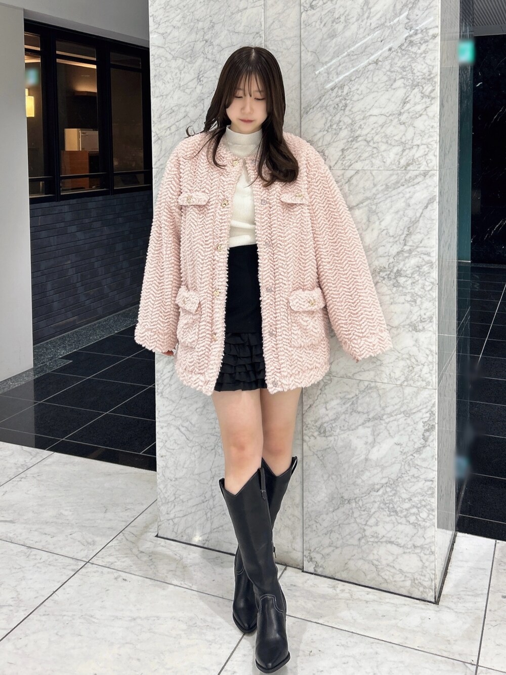 ピンク系のブルゾン、ブラック系のその他パンツ、ホワイト系のニット/セーターを着用したレディースの秋コーディネートの3枚目の写真