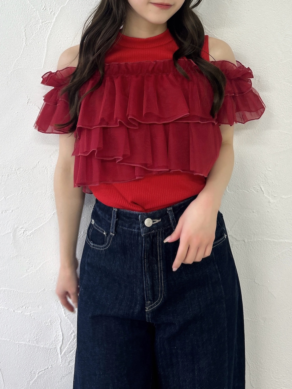 レッド系のTシャツ/カットソー、ブルー系のデニムパンツを着用したレディースの春コーディネートの6枚目の写真