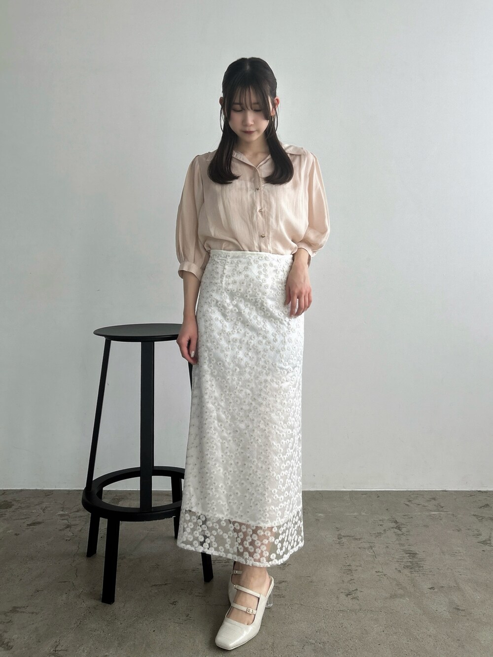 ホワイト系のスカート、ピンク系のシャツ/ブラウスを着用したレディースの春コーディネートの4枚目の写真