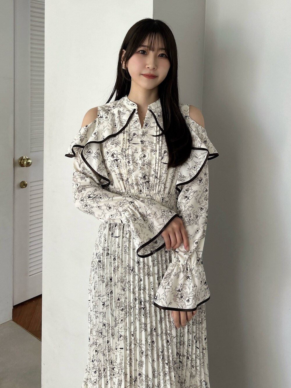 ホワイト系のワンピース、ブラウン系のパンプスを着用したレディースの秋コーディネートの7枚目の写真