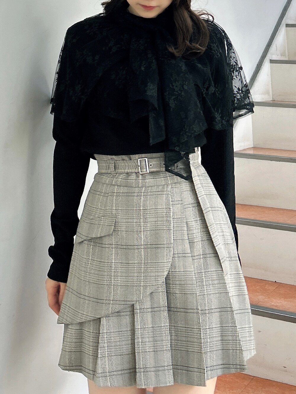 その他のスカート、ベージュ系のブーツ、ブラック系のTシャツ/カットソーを着用したレディースの秋コーディネートの5枚目の写真