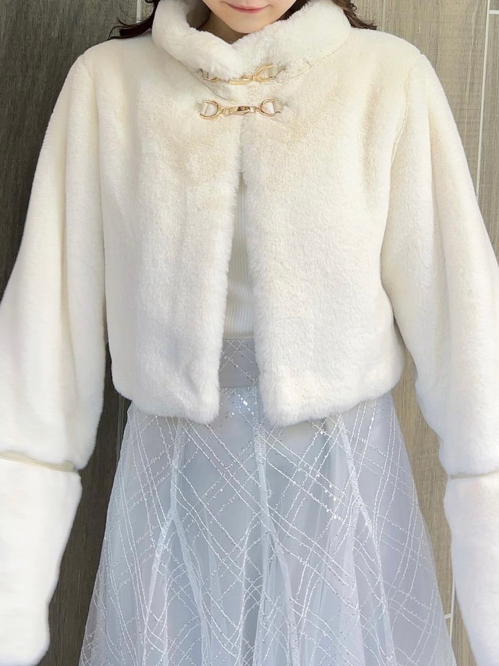 ホワイト系のその他アウター、ホワイト系のブーツ、ホワイト系のニット/セーターを着用したレディースの冬コーディネートの8枚目の写真