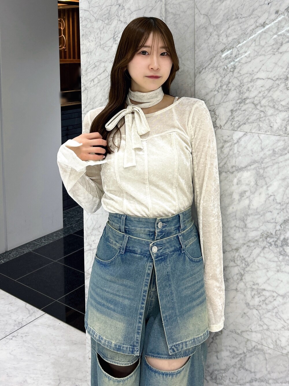 ホワイト系のTシャツ/カットソー、ブルー系のデニムパンツ、シルバー系のローファーを着用したレディースの春コーディネートの6枚目の写真
