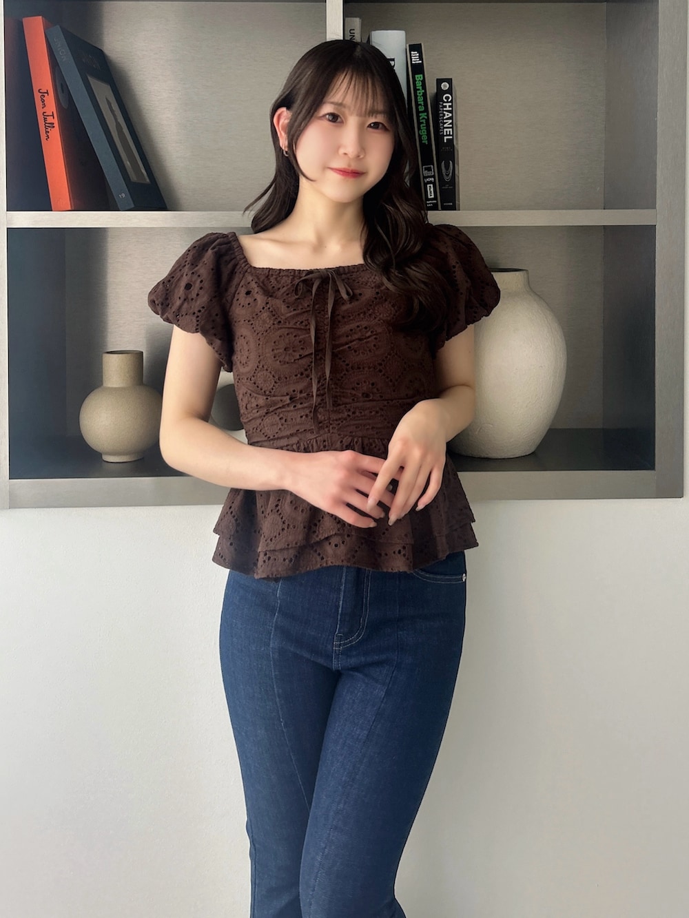 ブラウン系のシャツ/ブラウス、ブルー系のデニムパンツ、ホワイト系のサンダルを着用したレディースの春コーディネートの7枚目の写真