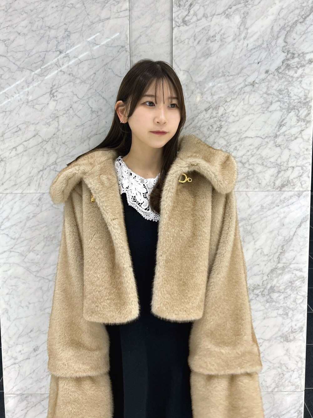 ブラウン系のその他アウター、ブラック系のワンピース、ブラック系のブーツを着用したレディースの冬コーディネートの3枚目の写真