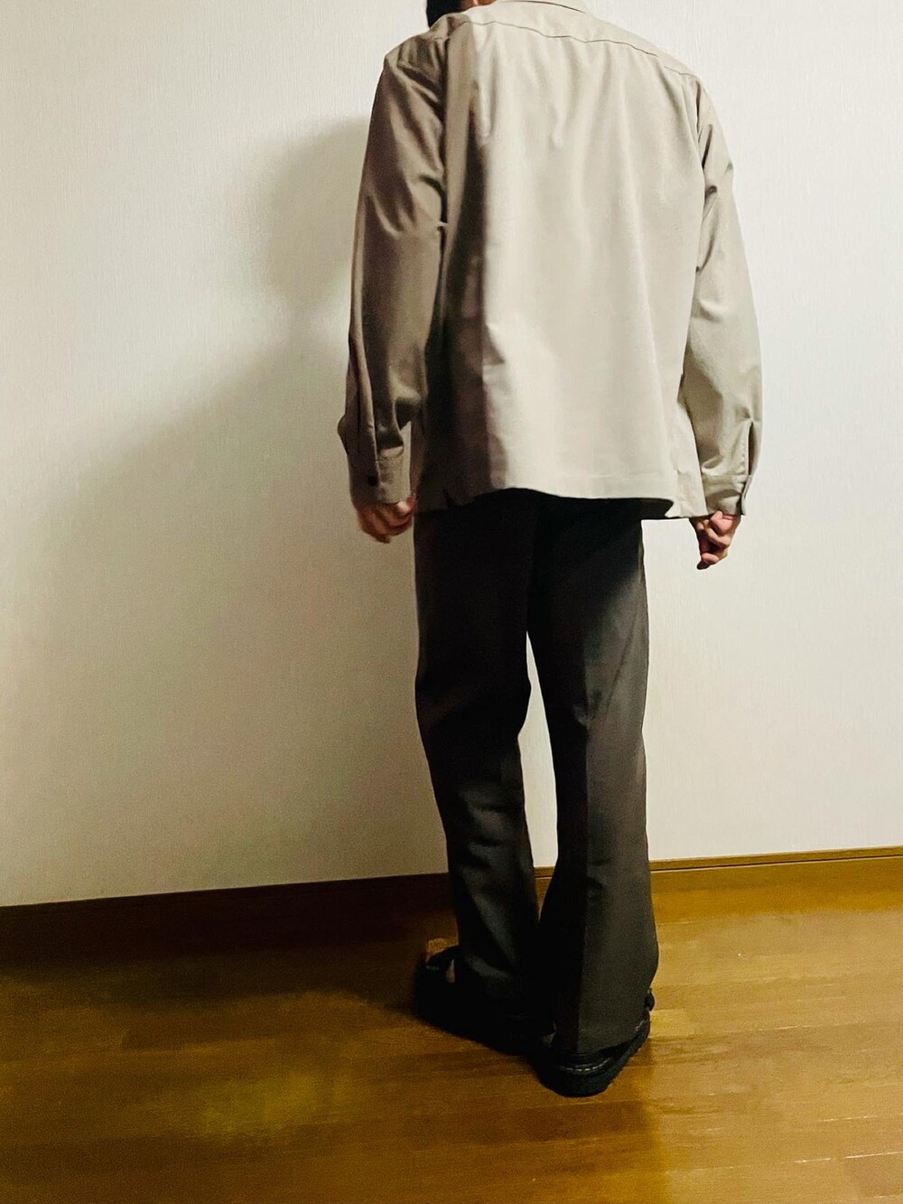 ブラウン系のシャツ/ブラウス、ベージュ系のTシャツ/カットソー、ブラウン系のスラックスを着用したメンズの春コーディネートの2枚目の写真