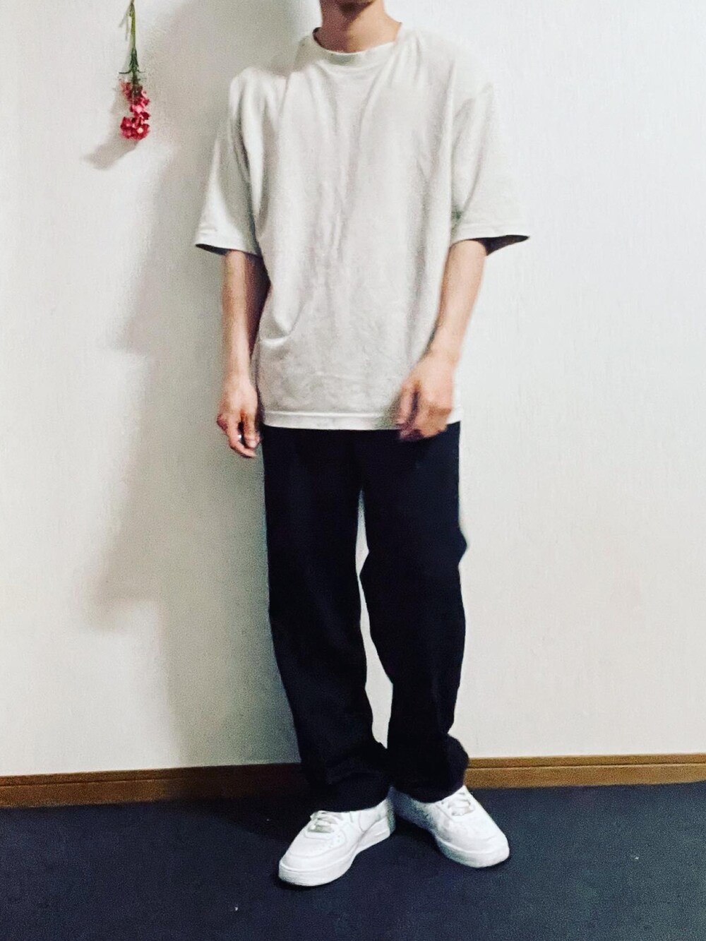 ブラック系のベスト、ホワイト系のTシャツ/カットソー、ブラック系のスラックスを着用したメンズの春コーディネートの2枚目の写真