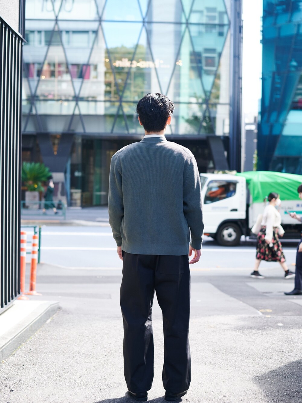 グリーン系のカーディガン/ボレロ、ホワイト系のシャツ/ブラウスを着用したメンズの秋コーディネートの3枚目の写真